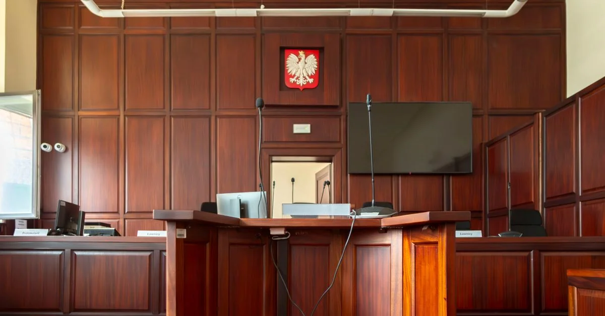 Elegante interior de madera de una sala de audiencias en Breslavia, que muestra la decoración judicial.