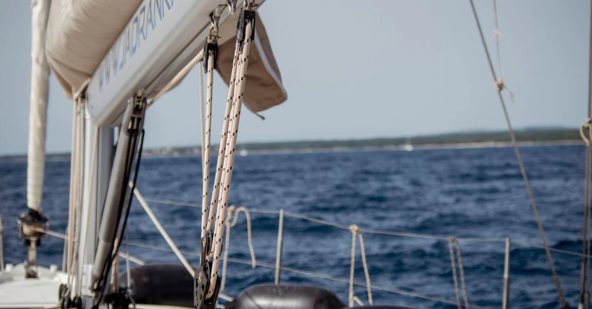 Primer plano de un velero navegando en el Mar Adriático cerca de Tar, Croacia.