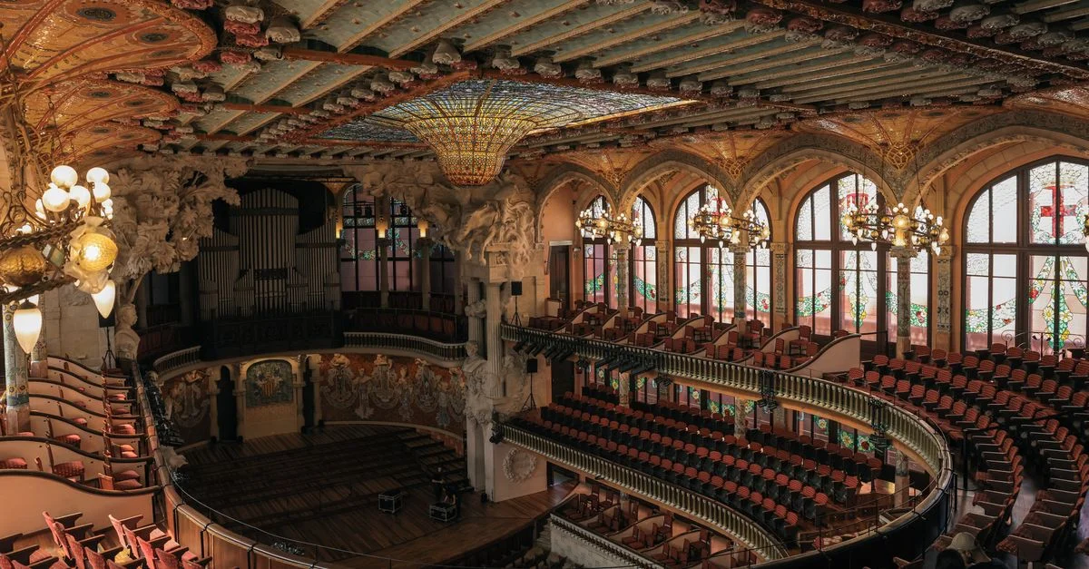 Impresionante interior del Palau de la Música Catalana que muestra su arquitectura ornamentada y detalles coloridos.