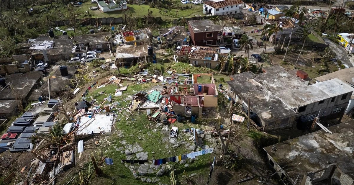 Fotografía aérea que muestra los extensos daños causados por el huracán en una zona residencial.
