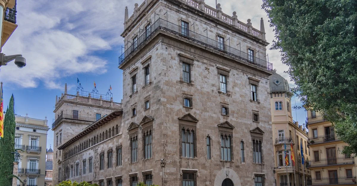 Vista del Palau de la Generalitat, un hito histórico en Valencia, España.