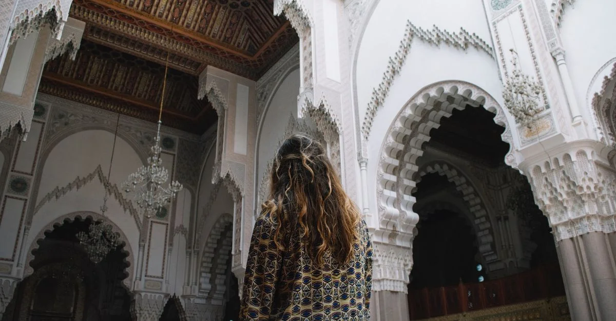 Explora la impresionante arquitectura islámica dentro de la Mezquita Hassan II en Casablanca.