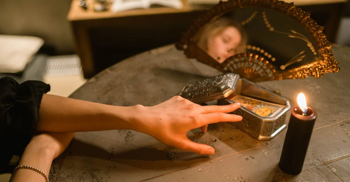Une scène mystique de divination avec une lumière de bougie réfléchie dans un miroir.