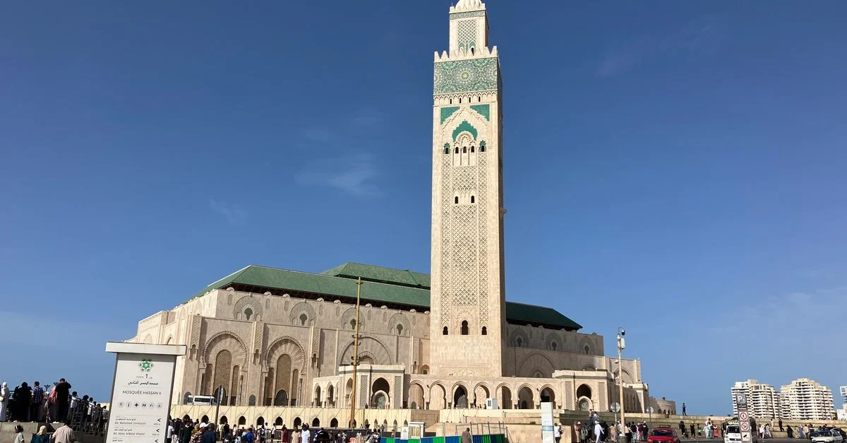 Una vista impresionante de la Mezquita Hassan II en Casablanca, Marruecos, con un cielo azul despejado de fondo.