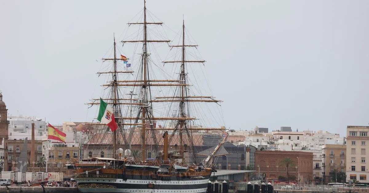 Un majestuoso velero atracado en Cádiz, España, que permite apreciar la historia marítima y el paisaje urbano.
